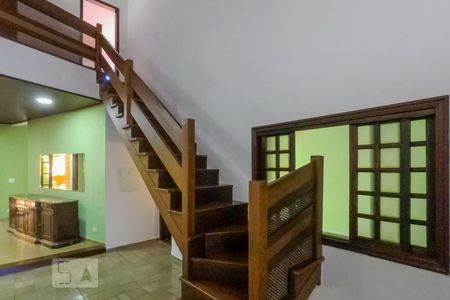 Casa para alugar com 320m², 4 quartos e 3 vagasEscada