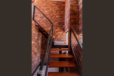 Apartamento para alugar com 216m², 3 quartos e 2 vagas Apartamento para alugar com 216m², 3 quartos e 2 vagasEscada