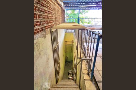 Casa à venda com 300m², 3 quartos e 1 vaga Casa à venda com 300m², 3 quartos e 1 vagaEscada