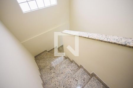 Escada de casa de condomínio para alugar com 3 quartos, 160m² em Parque Monte Alegre, Taboão da Serra