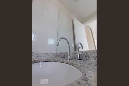 Apartamento à venda com 75m², 2 quartos e 2 vagasBanheiro da Suíte 2 - Pia