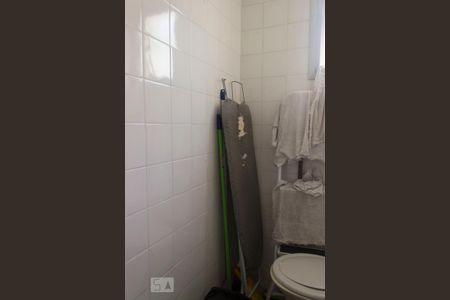 Banheiro de serviço de apartamento para alugar com 2 quartos, 60m² em Liberdade, São Paulo