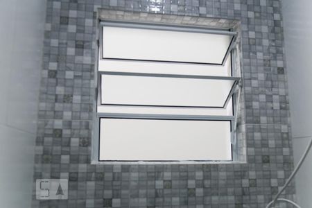 Banheiro - janela de kitnet/studio para alugar com 1 quarto, 15m² em Butantã, São Paulo