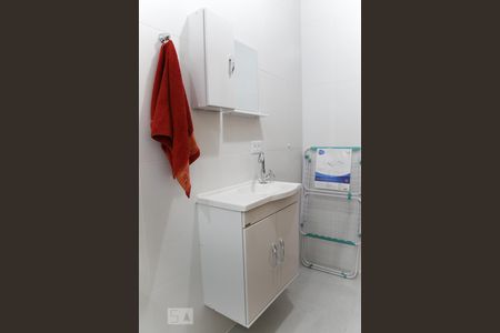 Banheiro - armário de kitnet/studio para alugar com 1 quarto, 15m² em Butantã, São Paulo