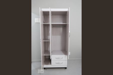 Studio para alugar com 15m², 1 quarto e sem vaga Studio para alugar com 15m², 1 quarto e sem vagaKitnet - guarda-roupa