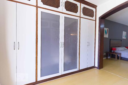 Casa à venda com 600m², 7 quartos e 6 vagasSuíte 1 - Armários