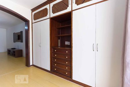 Casa à venda com 600m², 7 quartos e 6 vagasSuíte 1 - Armários