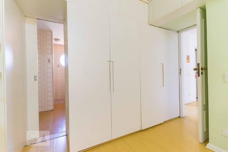 Casa à venda com 600m², 7 quartos e 6 vagasSuíte 2 - Armários