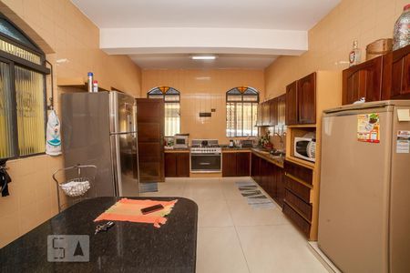 Casa à venda com 320m², 4 quartos e 4 vagas Casa à venda com 320m², 4 quartos e 4 vagasCozinha