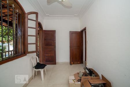 Casa à venda com 320m², 4 quartos e 4 vagas Casa à venda com 320m², 4 quartos e 4 vagasEscritório