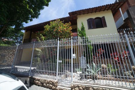 Casa à venda com 320m², 4 quartos e 4 vagas Casa à venda com 320m², 4 quartos e 4 vagasFachada