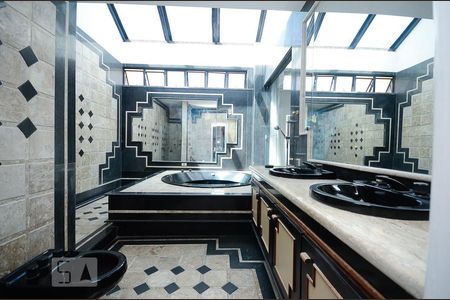 Apartamento à venda com 375m², 5 quartos e 2 vagasBanheiro da Suíte 2