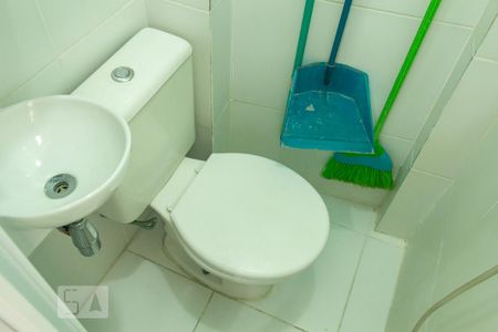 Banheiro de Serviço de apartamento para alugar com 2 quartos, 68m² em Tijuca, Rio de Janeiro