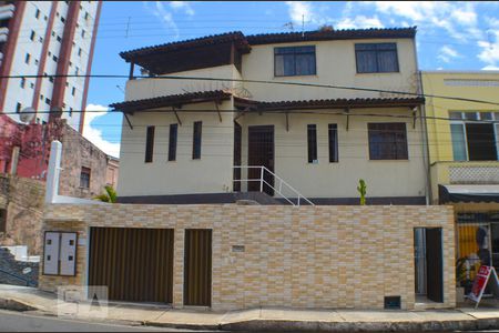 Apartamento para alugar com 90m², 3 quartos e sem vagaFachada - entrada da casa é pela porta menor a direita