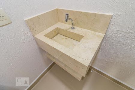 Apartamento para alugar com 98m², 3 quartos e 2 vagasDetalhe do Banheiro do Corredor