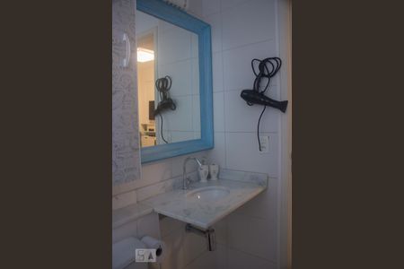 Banheiro de kitnet/studio para alugar com 1 quarto, 25m² em Bela Vista, São Paulo