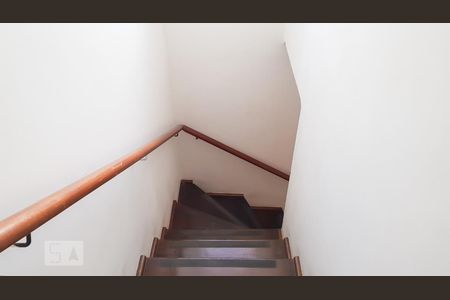 Casa à venda com 180m², 3 quartos e 2 vagas Casa à venda com 180m², 3 quartos e 2 vagasEscada