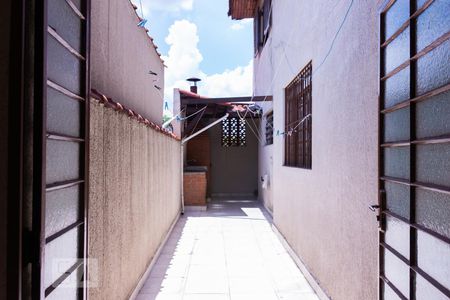 Casa à venda com 180m², 3 quartos e 2 vagas Casa à venda com 180m², 3 quartos e 2 vagasCorredor externo