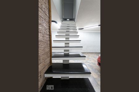 Casa à venda com 500m², 4 quartos e 4 vagasEscada da garagem