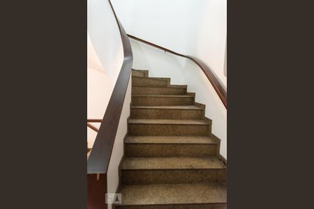 Casa à venda com 700m², 4 quartos e 5 vagasEscada