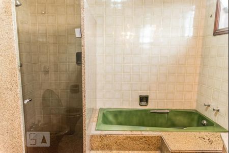 Casa à venda com 700m², 4 quartos e 5 vagasBanheiro Suite 4