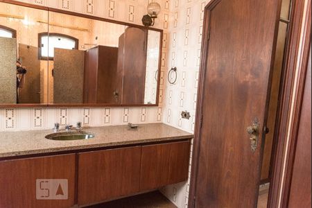 Casa à venda com 700m², 4 quartos e 5 vagasBanheiro suite 1