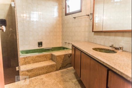 Casa à venda com 700m², 4 quartos e 5 vagasBanheiro suite 4