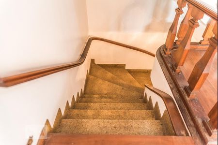 Casa à venda com 700m², 4 quartos e 5 vagasEscada acesso piscina