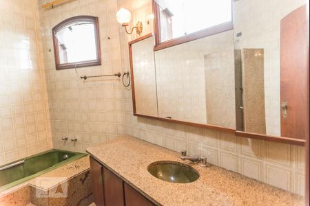 Casa à venda com 700m², 4 quartos e 5 vagasBanheiro suite 4