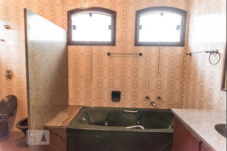 Casa à venda com 700m², 4 quartos e 5 vagasBanheiro suite 1