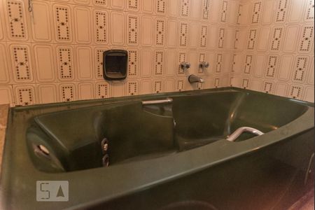 Casa à venda com 700m², 4 quartos e 5 vagasBanheira suite 1