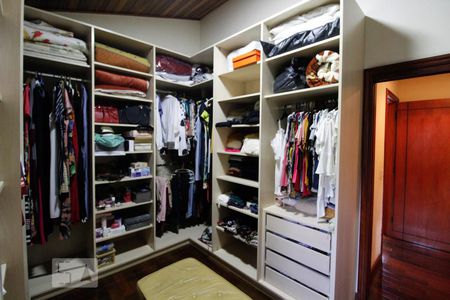 Casa à venda com 365m², 4 quartos e 5 vagas Casa à venda com 365m², 4 quartos e 5 vagasCloset da suíte 2