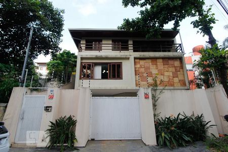 Casa à venda com 365m², 4 quartos e 5 vagas Casa à venda com 365m², 4 quartos e 5 vagasFachada