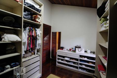 Casa à venda com 365m², 4 quartos e 5 vagas Casa à venda com 365m², 4 quartos e 5 vagasCloset da suíte 2
