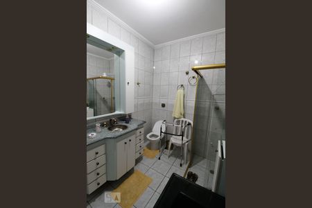 Casa à venda com 365m², 4 quartos e 5 vagas Casa à venda com 365m², 4 quartos e 5 vagasBanheiro da Suíte 1