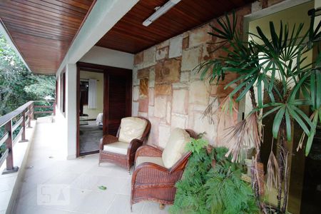 Casa à venda com 365m², 4 quartos e 5 vagas Casa à venda com 365m², 4 quartos e 5 vagasVaranda da Suíte 2