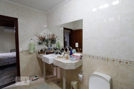 Casa à venda com 365m², 4 quartos e 5 vagas Casa à venda com 365m², 4 quartos e 5 vagasBanheiro da Suíte 2