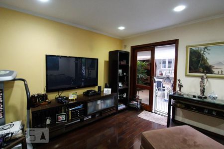 Casa à venda com 365m², 4 quartos e 5 vagas Casa à venda com 365m², 4 quartos e 5 vagasSala de TV