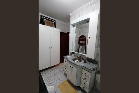 Casa à venda com 365m², 4 quartos e 5 vagas Casa à venda com 365m², 4 quartos e 5 vagasBanheiro da Suíte 1
