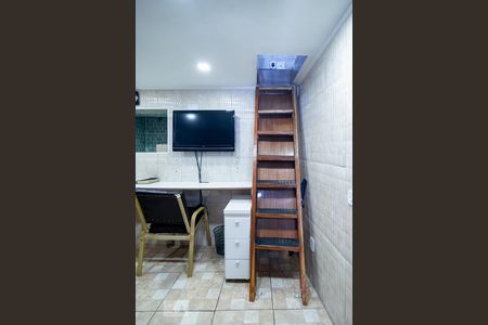 Casa à venda com 200m², 3 quartos e 2 vagas Casa à venda com 200m², 3 quartos e 2 vagasEscritório - Escada para Sala