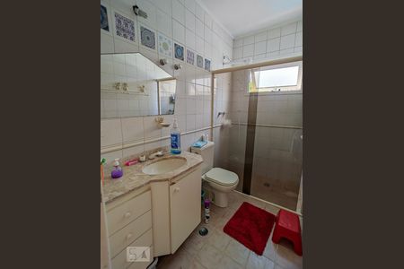 Casa de condomínio para alugar com 339m², 4 quartos e 3 vagasBanheiro