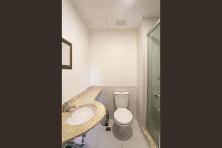 Banheiro de apartamento para alugar com 2 quartos, 69m² em Santana, Porto Alegre