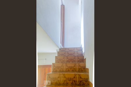 Escada para o primeiro andar de casa à venda com 3 quartos, 160m² em Vila Primavera, São Paulo