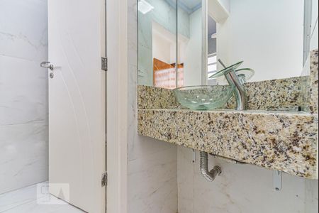 Banheiro de kitnet/studio para alugar com 1 quarto, 40m² em Liberdade, São Paulo