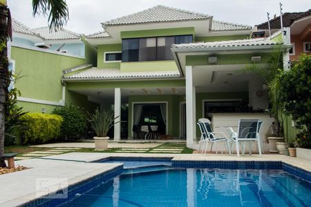 Casa de condomínio para alugar com 400m², 4 quartos e 4 vagas Casa de condomínio para alugar com 400m², 4 quartos e 4 vagasPiscina