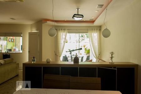 Sala de casa de condomínio para alugar com 4 quartos, 350m² em Recreio dos Bandeirantes, Rio de Janeiro