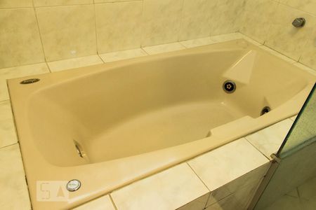 Casa de condomínio para alugar com 400m², 4 quartos e 4 vagas Casa de condomínio para alugar com 400m², 4 quartos e 4 vagasBanheiro da Suíte 2