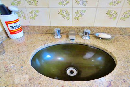 Casa de condomínio à venda com 125m², 3 quartos e 2 vagasBanheiro