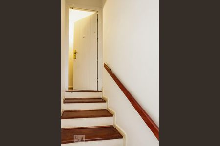 escada (acesso aos dormitórios) de casa à venda com 2 quartos, 190m² em Jardim Colombo, São Paulo