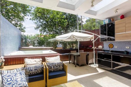 Casa à venda com 190m², 2 quartos e 2 vagas Casa à venda com 190m², 2 quartos e 2 vagasÁrea da Piscina e Churrasqueira